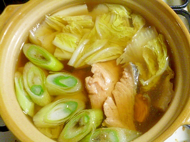 生姜が香る♪土鍋で簡単一人鍋♪鮭と白菜と長ネギの鍋