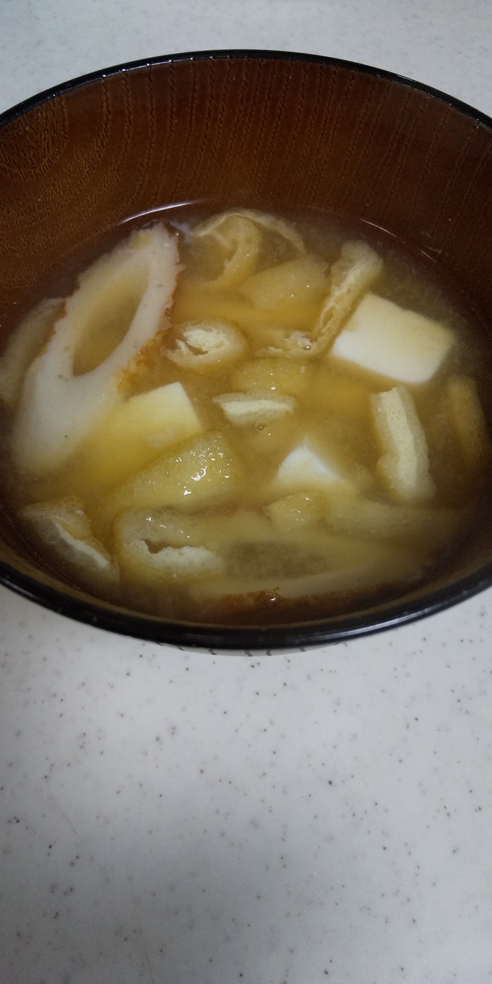 豆腐と油揚げとちくわのお味噌汁
