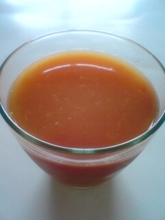 トマトジュースとオレンジジュースのミックスジュース