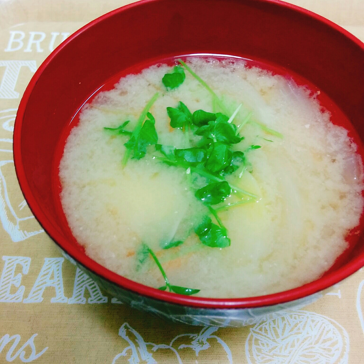 簡単 じゃがいもと豆苗のお味噌汁 レシピ 作り方 By あんごるぁうさぎ 楽天レシピ 簡単 じゃがいもと豆苗のお味噌汁 レシピ 作り方 By あんごるぁうさぎ 楽天レシピ