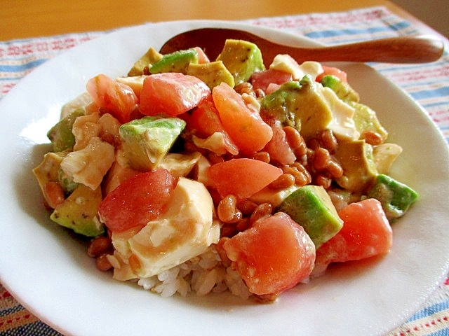 すし酢でさっぱり！アボトマ豆腐のねばねば丼♪