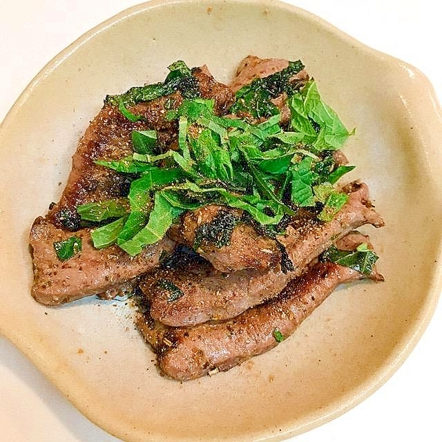 ベージュの皿に盛られた豚ハツの大葉レモン炒め