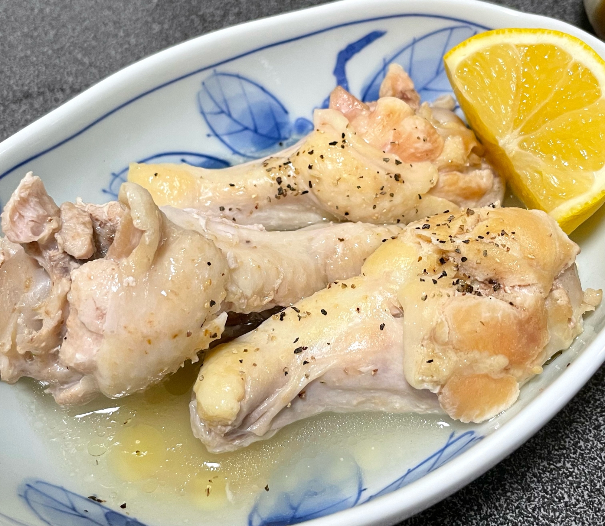 さっぱり爽やか♩シンプルな鶏手羽元のレモン煮♫