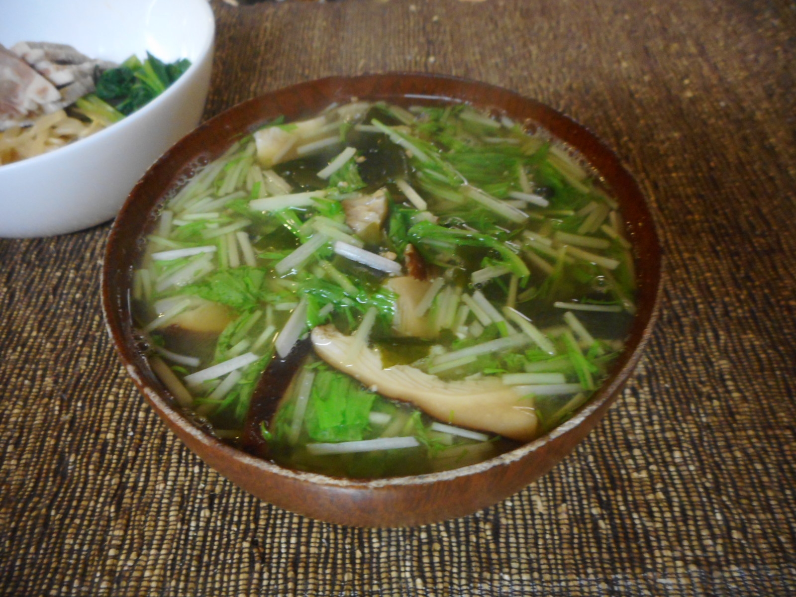 水菜と干しシイタケの味噌汁