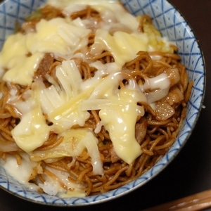 チーズ焼きそば丼