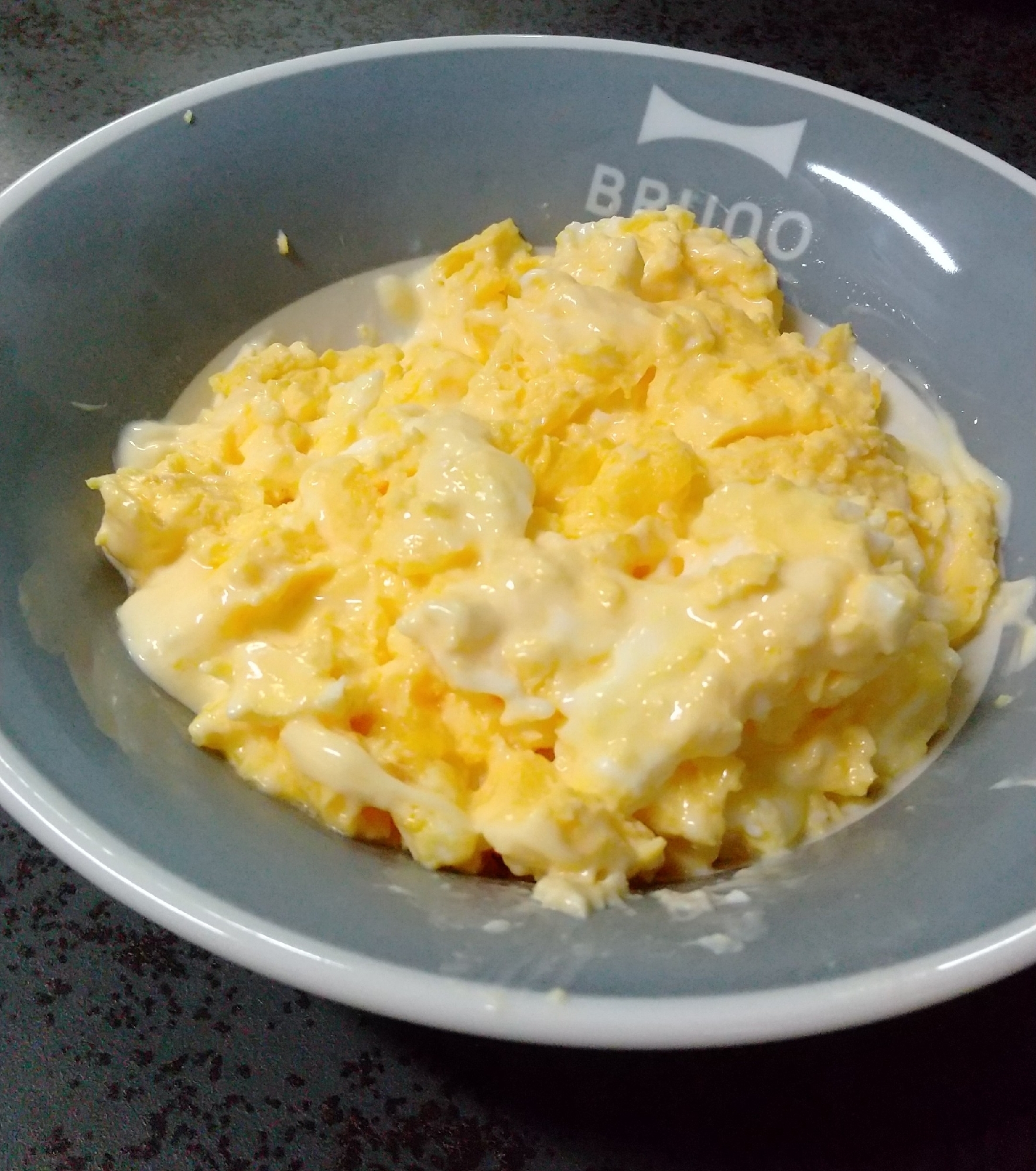 ふんわり卵にとろけるチーズのスクランブルエッグ