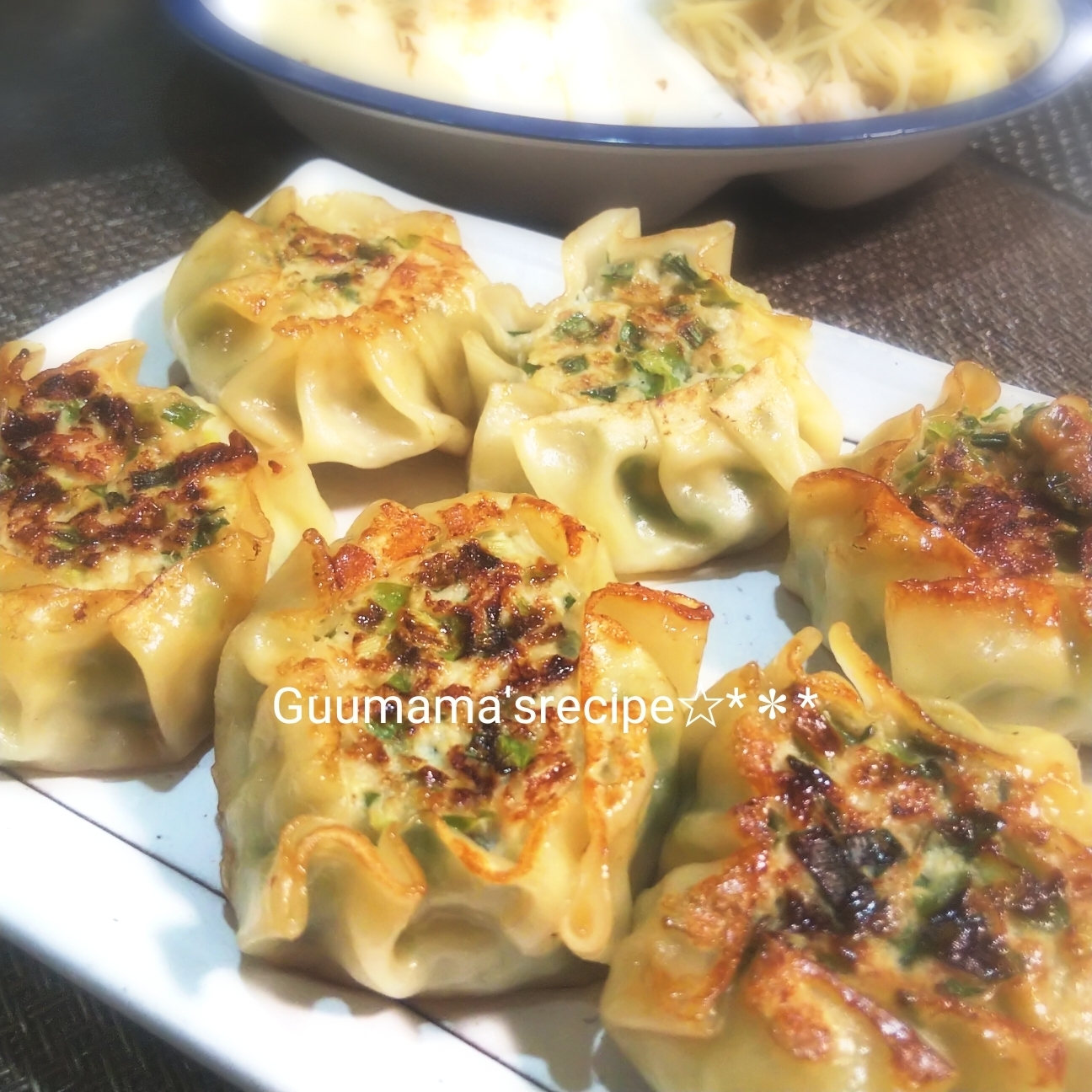 餃子の皮で作っちゃう♡鶏ひき肉でさっぱり♡にら饅頭