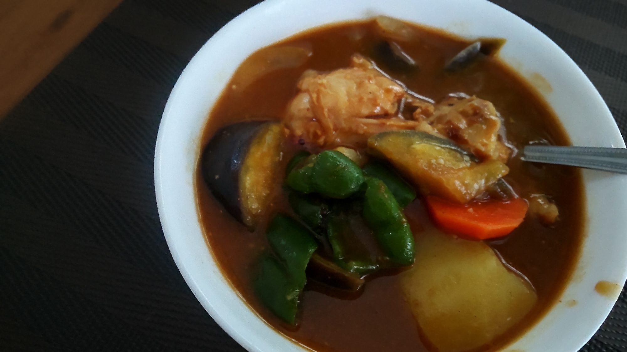 鶏手羽元と野菜でスープカレー