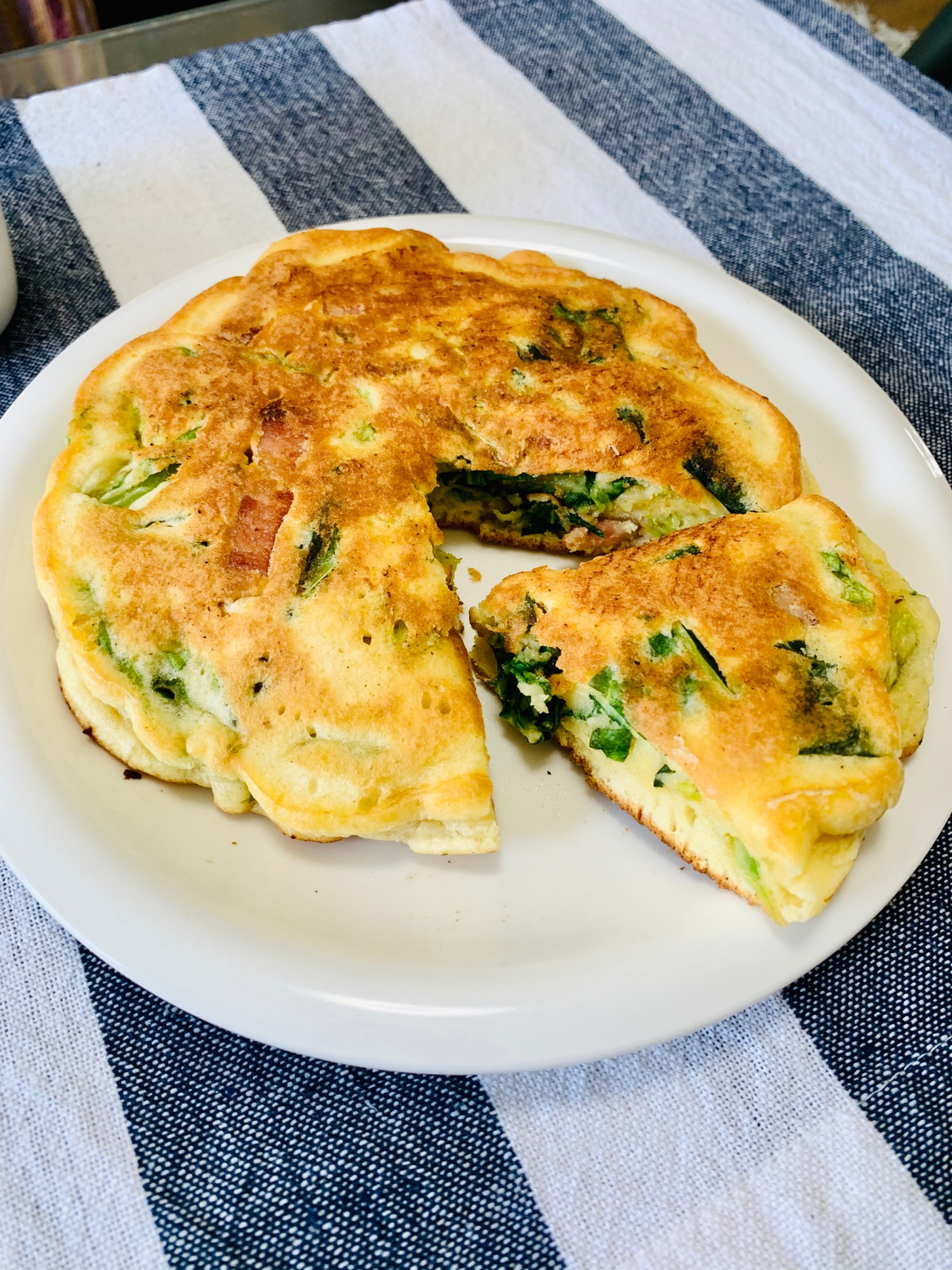器に盛られたケークサレ風ホットケーキ