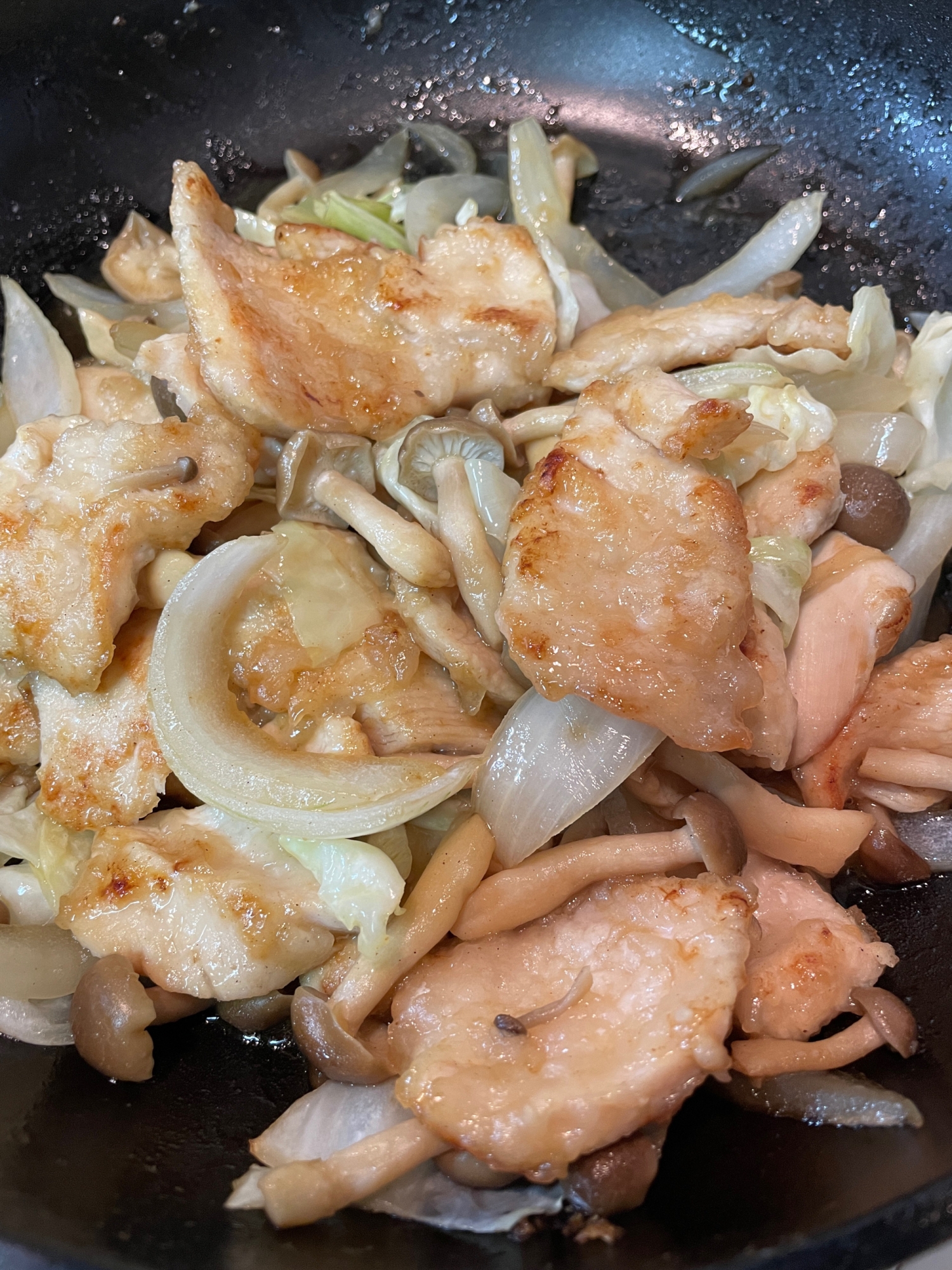 鶏胸肉と野菜達のニンニクとフランス産バター炒め