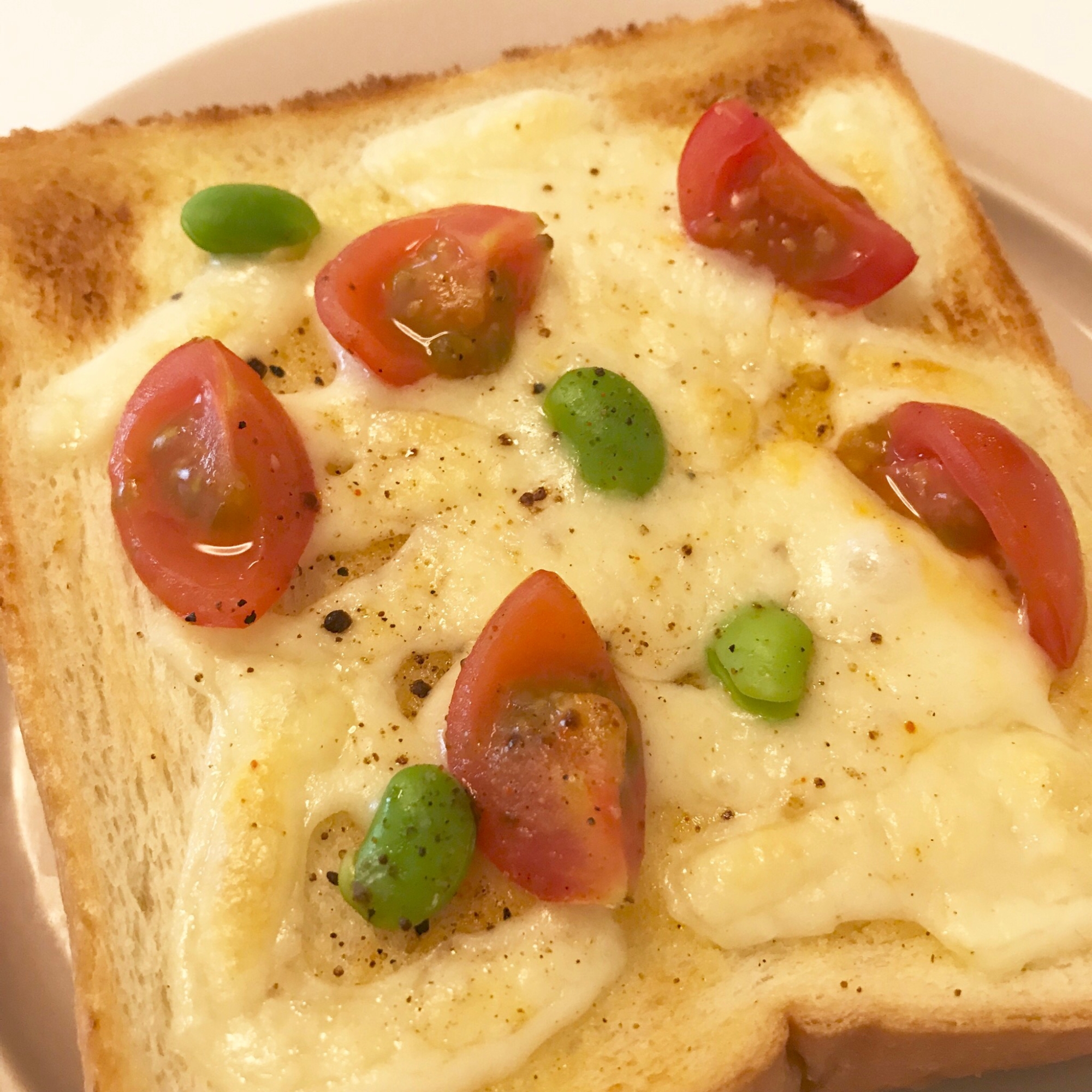 枝豆とトマトのピリ辛チーズトースト