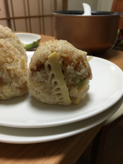 枝豆を混ぜ、おにぎりにしました。味付けが簡単でうれしいです！