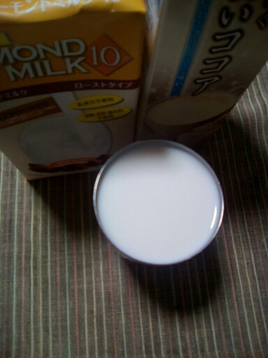 白いココアとアーモンドミルクのきな粉牛乳