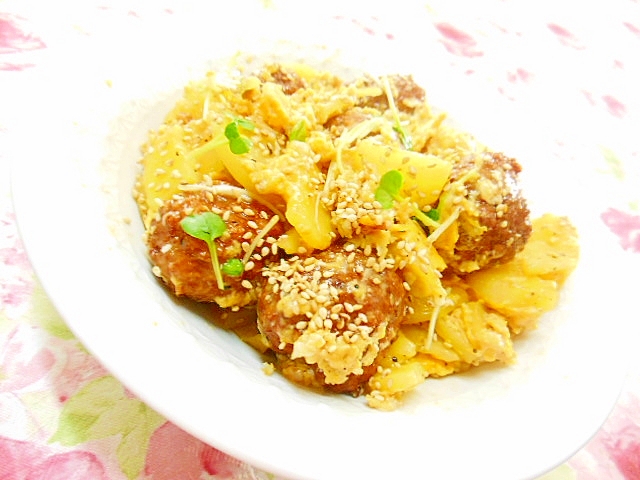 お弁当にも❤馬鈴薯と黒酢団子と卵の炒め物❤