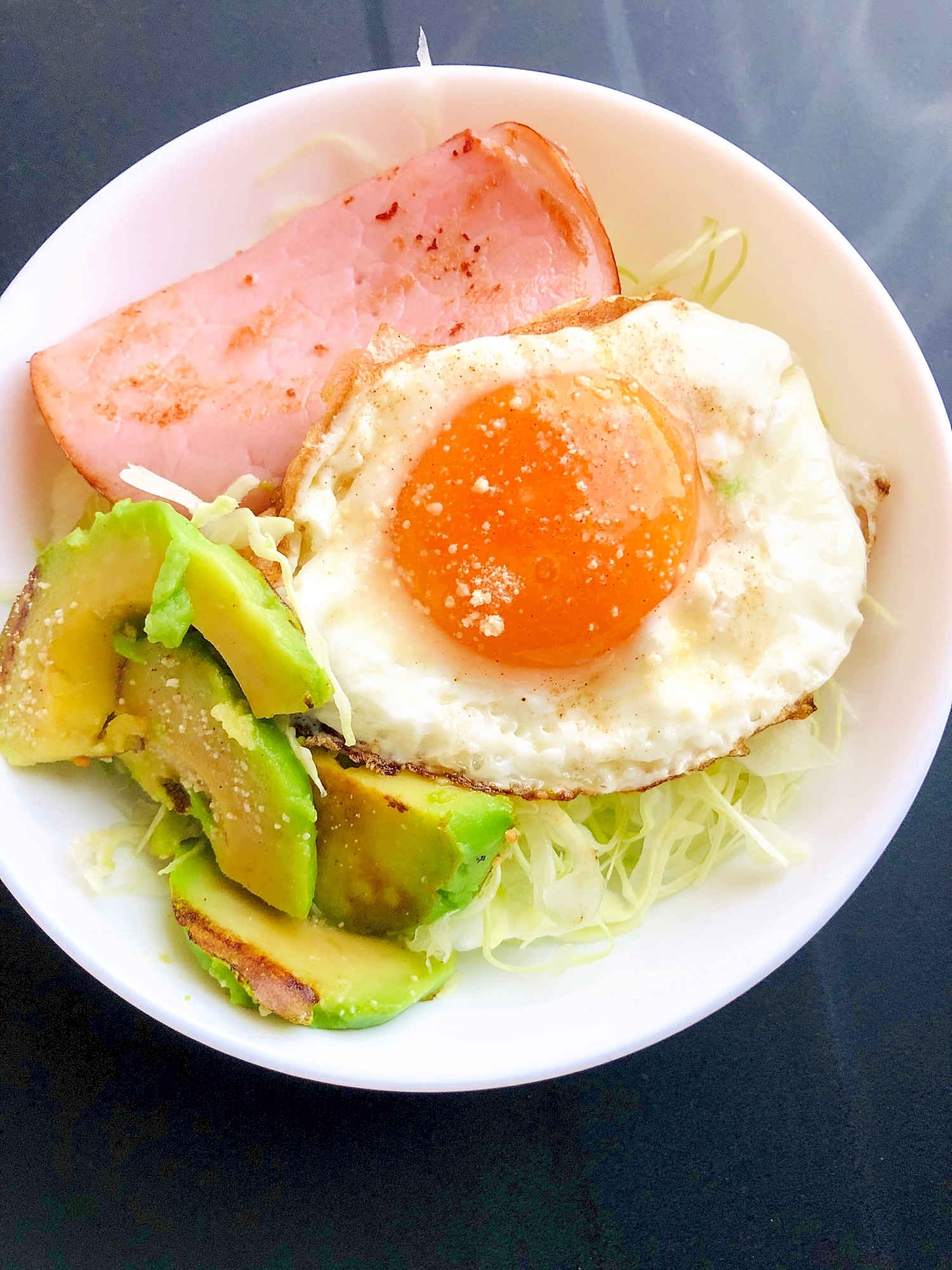 朝食はストック野菜で！アボカドと目玉焼き