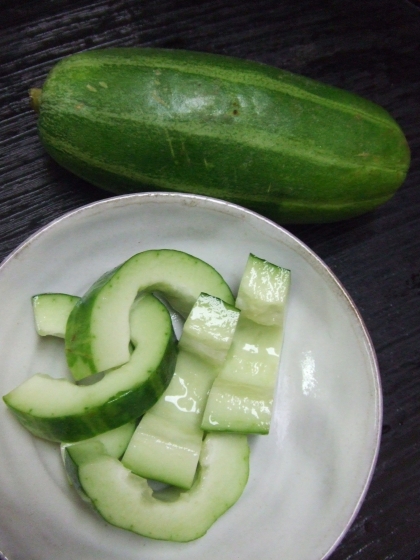 (o＾▽＾o) 前回「つけうり」の名で売られていたのは、ほぼ模様がなかったけど、今回のは、ぬーさんと同じシマシマ♪名札は「しまうり」でした。ぽりっとごちそう様！