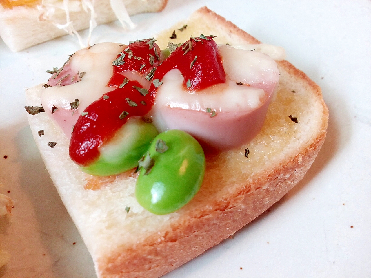魚肉ソーセージ・枝豆・チーズのミニトースト