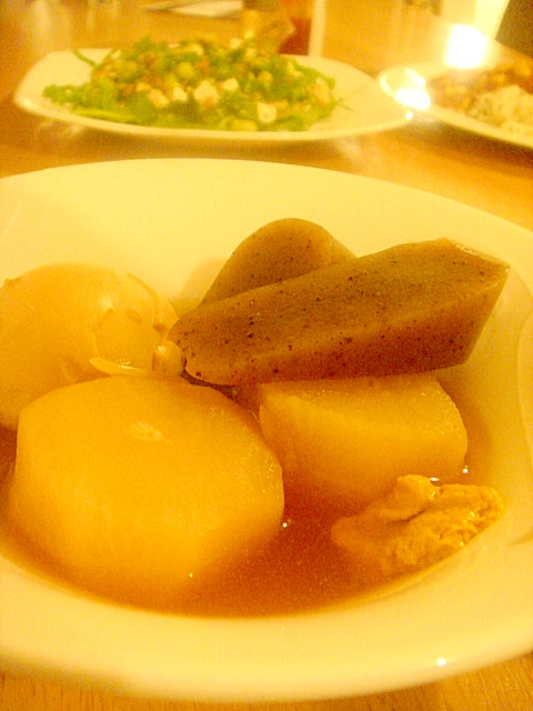 白い丸皿に盛り付けた味しみおでん