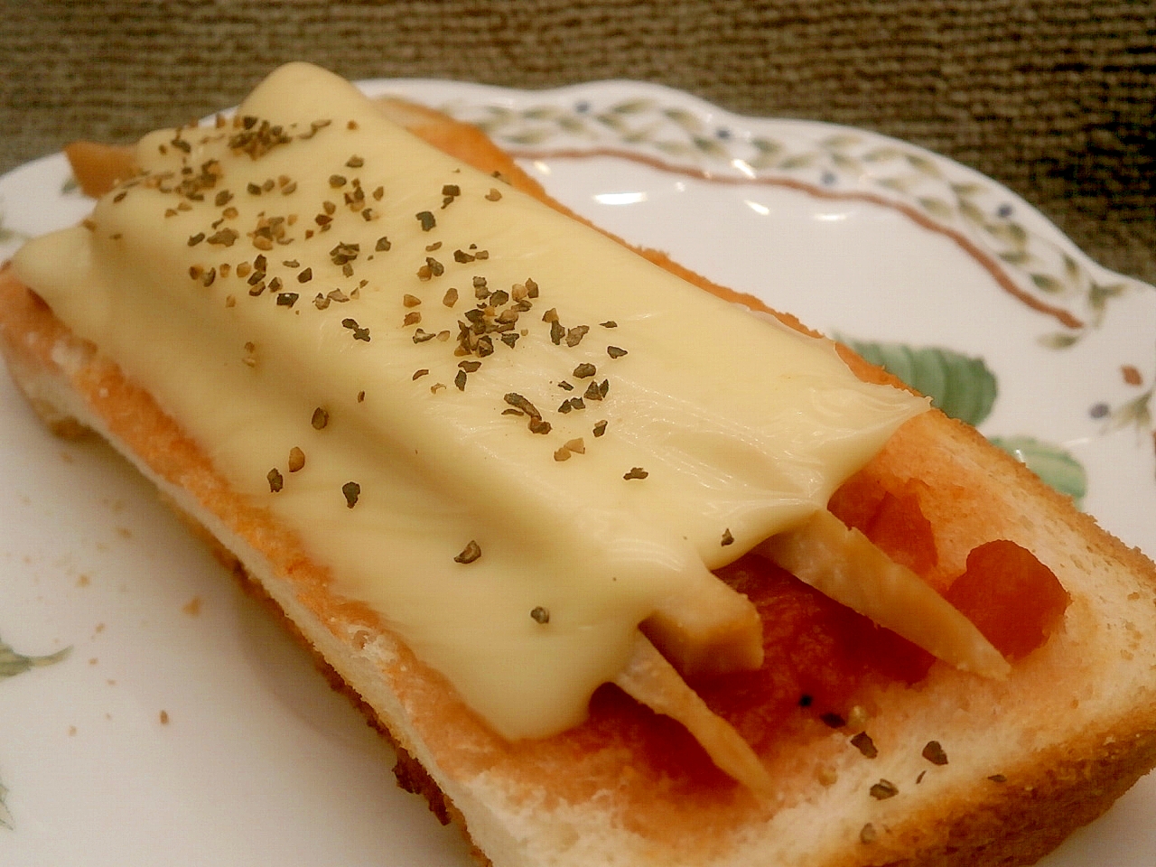 サラダチキンでトマト＆チーズのトースト