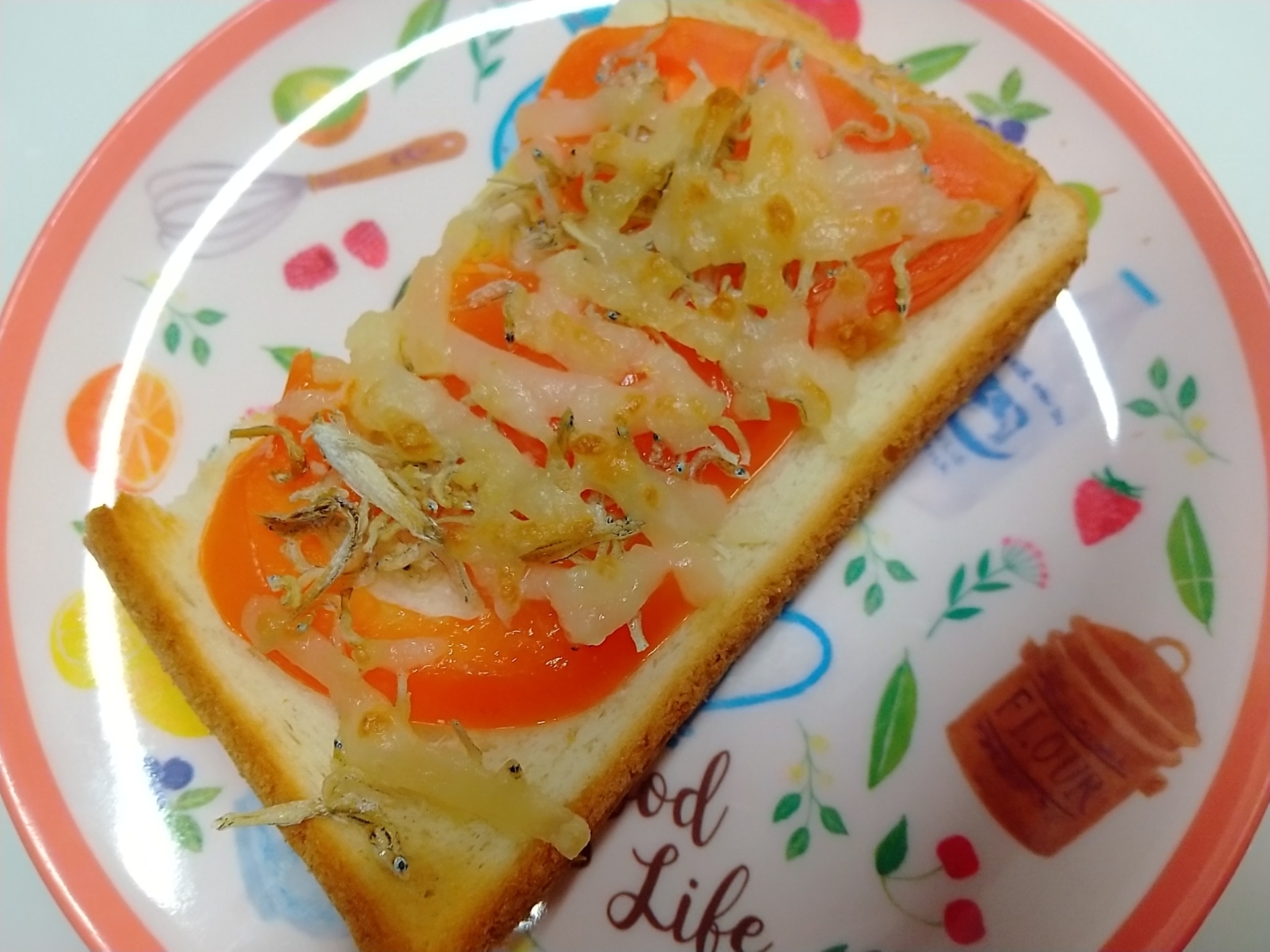 トマトとちりめんじゃこのチーズトースト