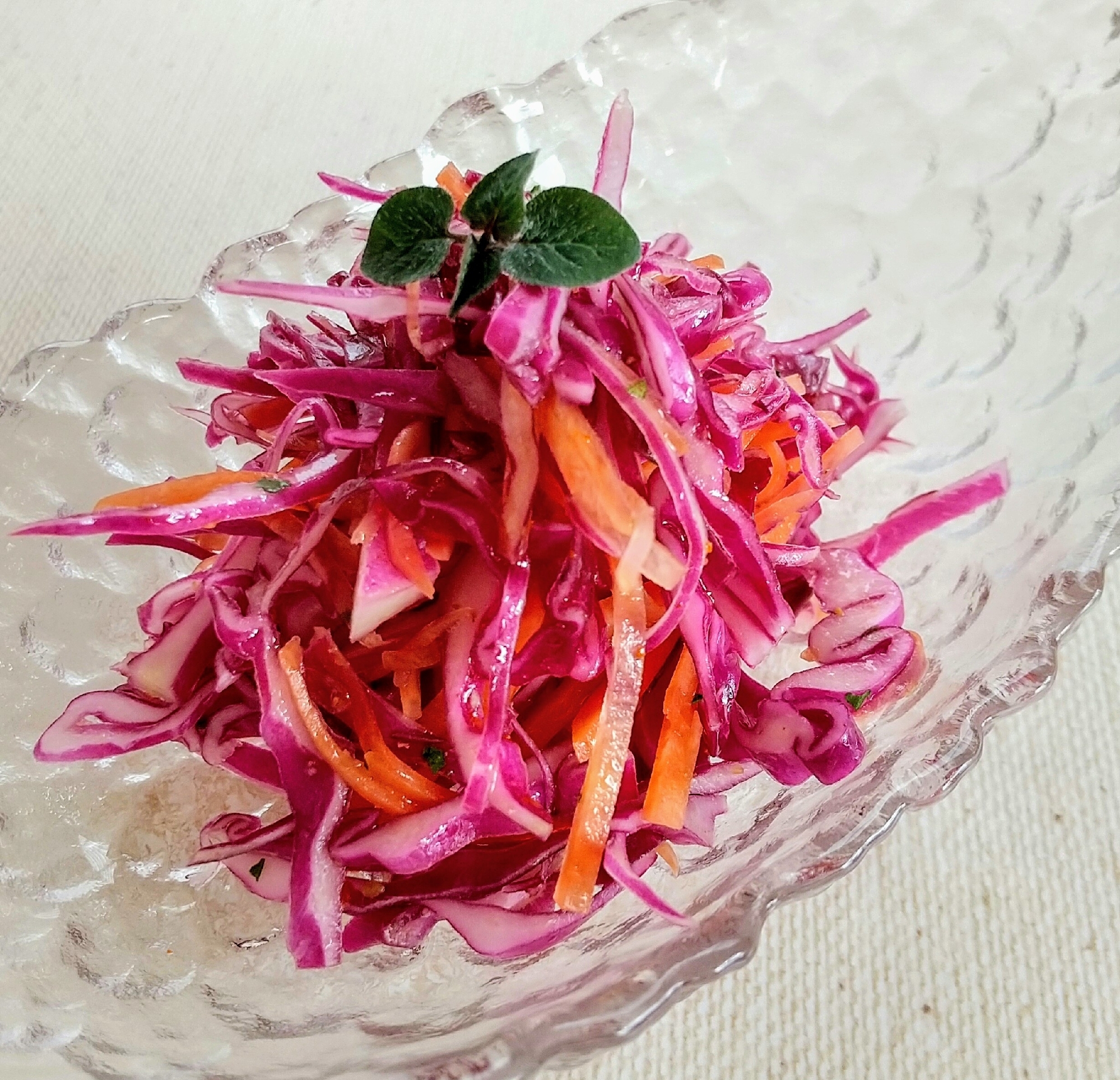 ガラスの器に盛られたレッドキャベツとにんじんのマリネ