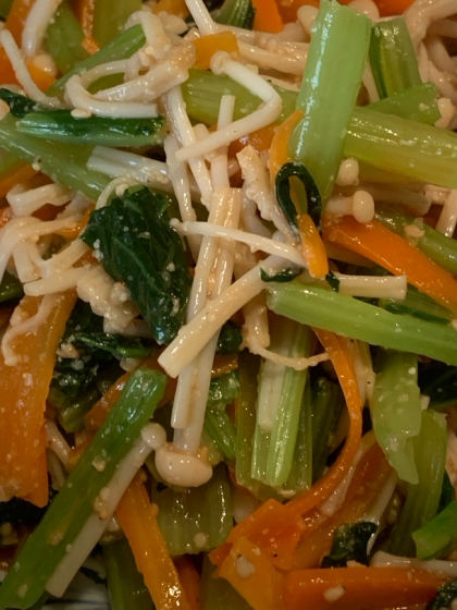 栄養たっぷり！小松菜とにんじん、えのきのごま和え