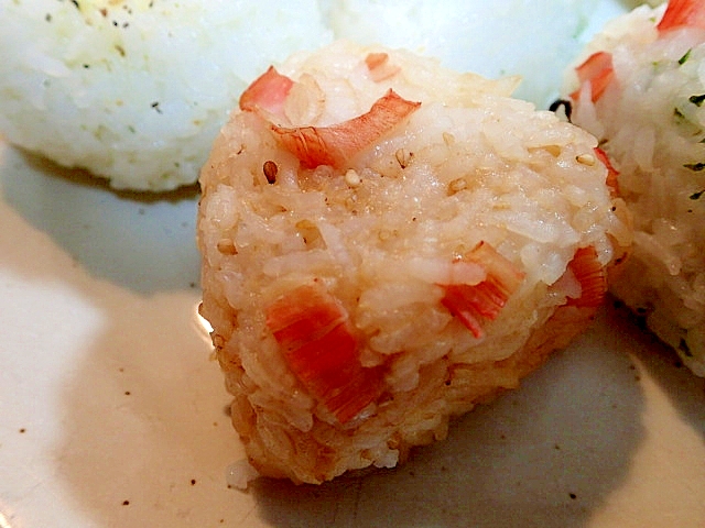 かにかまとすりごまの醤油焼きおにぎり