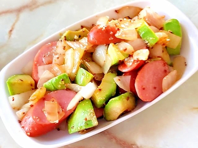 メイン具材3つ!アボカドとソーセージのジャーマン風