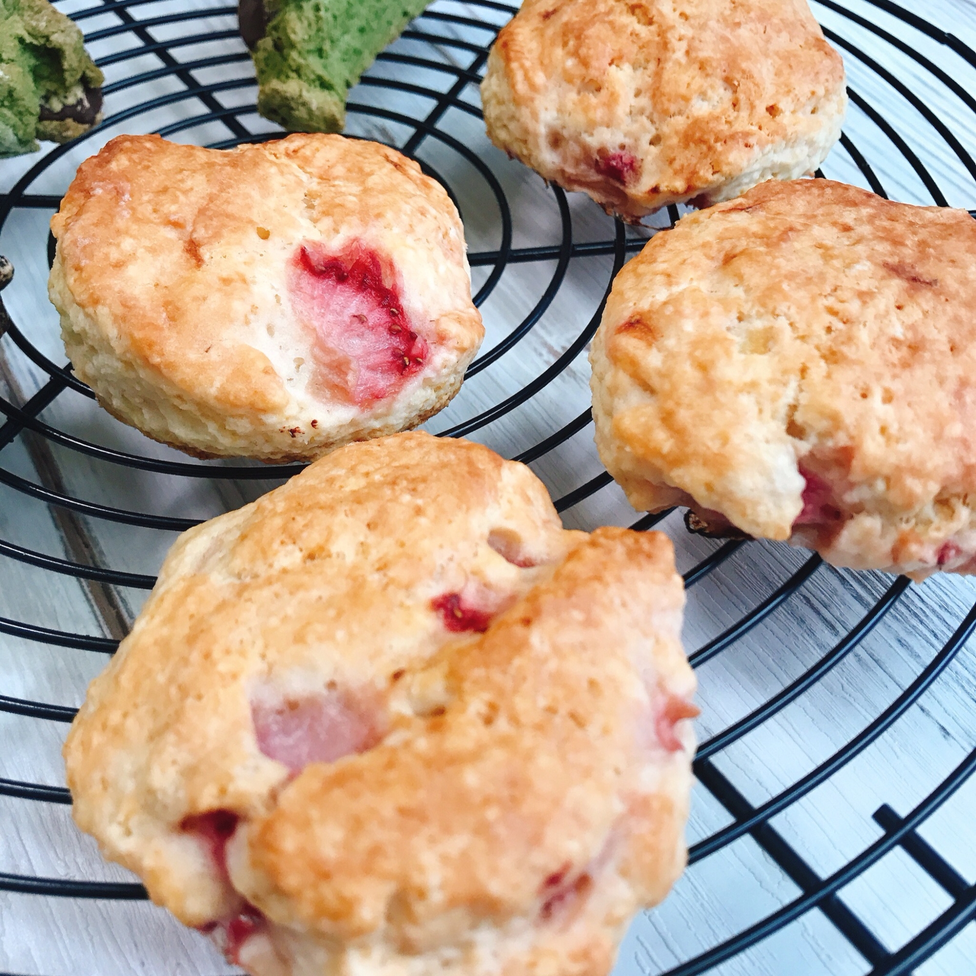 春色フレッシュ苺のスコーン