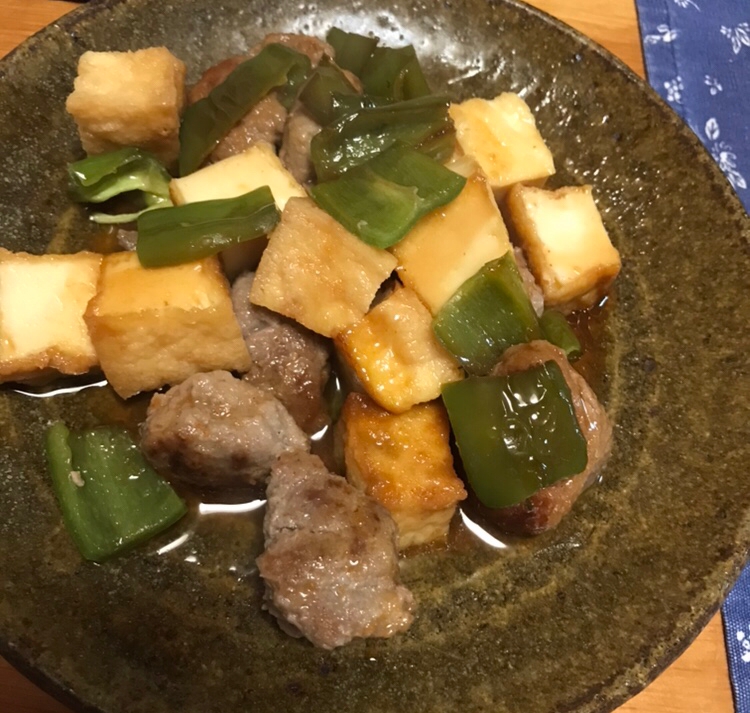 肉団子と厚揚げ、ピーマンのカレー炒め