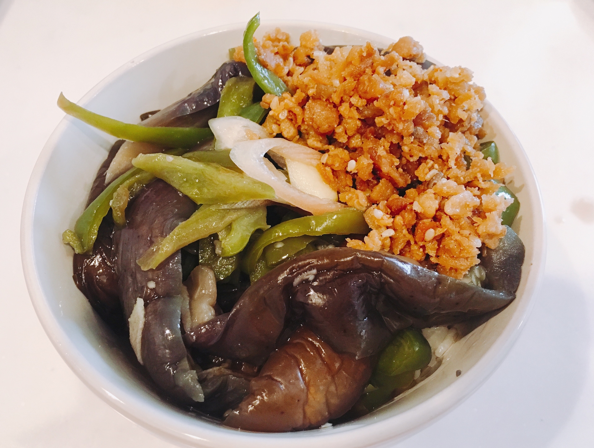 茄子とピーマンの鶏そぼろ丼☆オン・ザ卵かけご飯