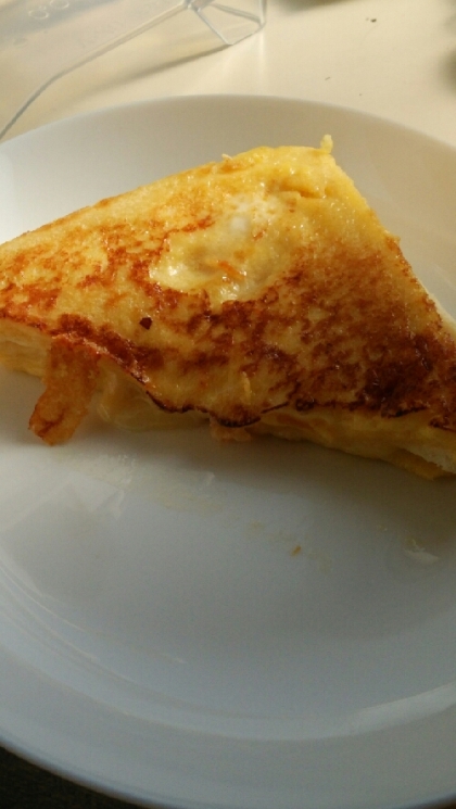 フレンチトーストのアレンジは、初めて。チーズとろ～りの上手な写真は撮れませんでした…。メープル＆バターもいいけど、甘じょっぱくてこっちの方が好きです❗