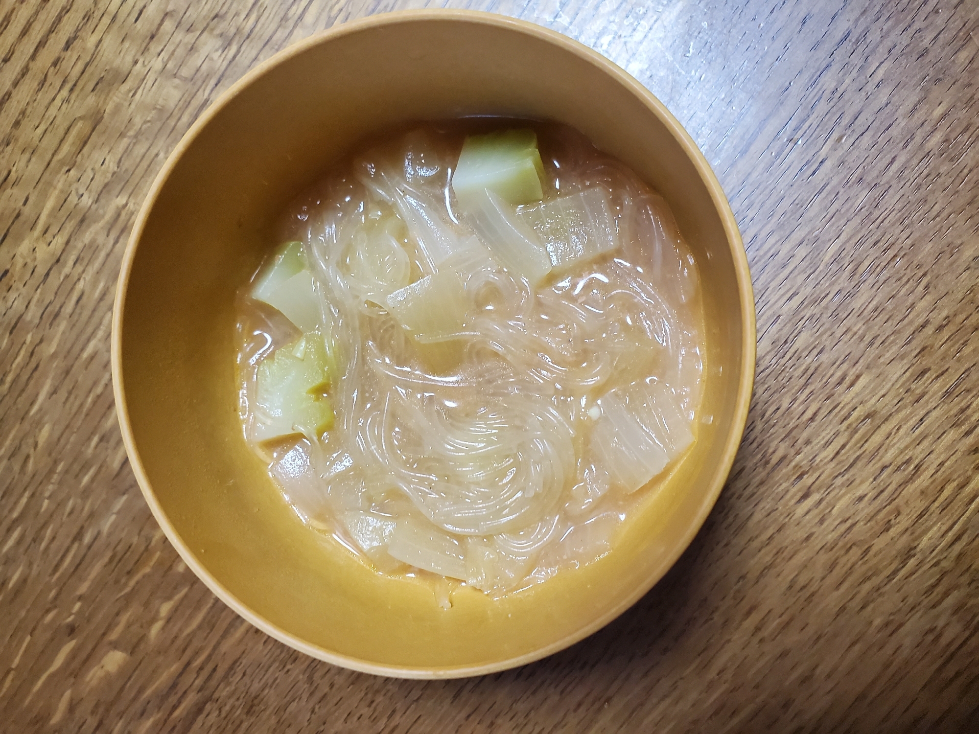 ブロッコリーの芯と玉ねぎの春雨スープ