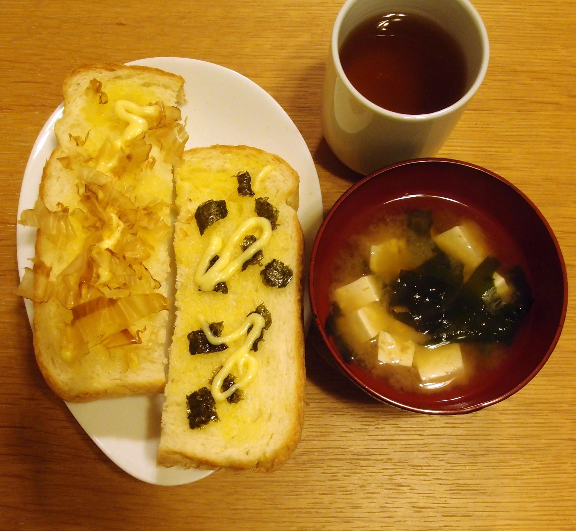 2種の和風マヨトーストとお味噌汁と焙じ茶の夕食