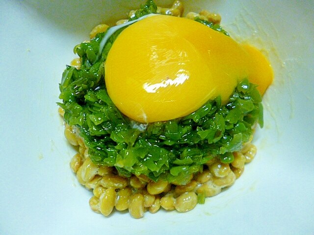 簡単♪濃厚なたまごの黄身と刻んだめかぶの納豆ご飯 レシピ・作り方 by
