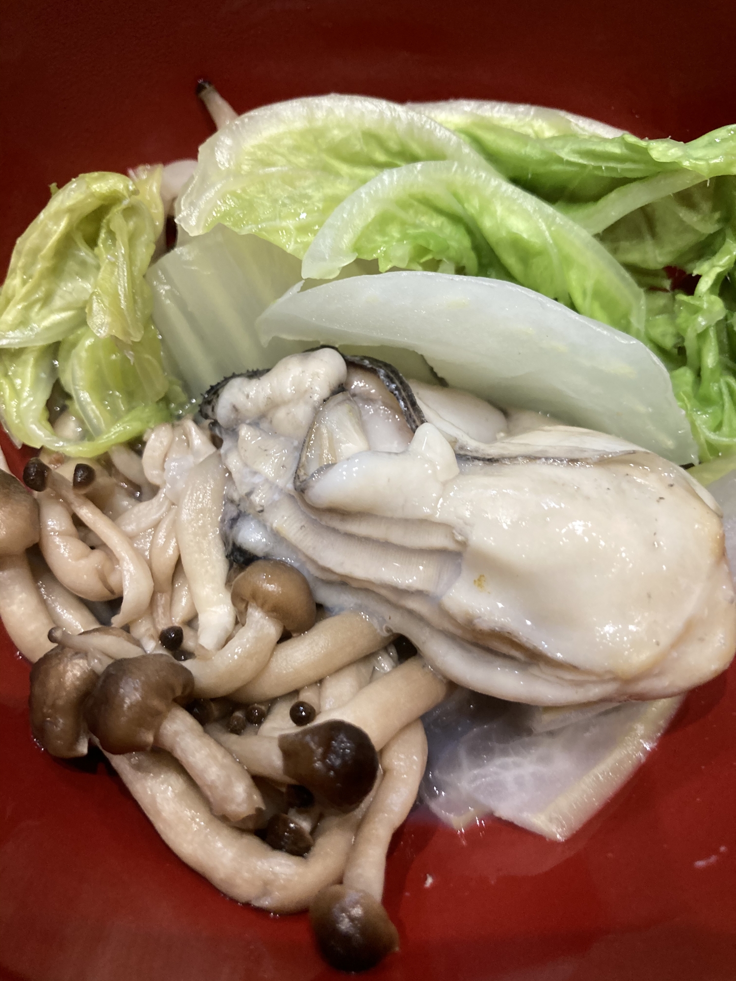 大きめの蒸し焼きの牡蠣と温野菜