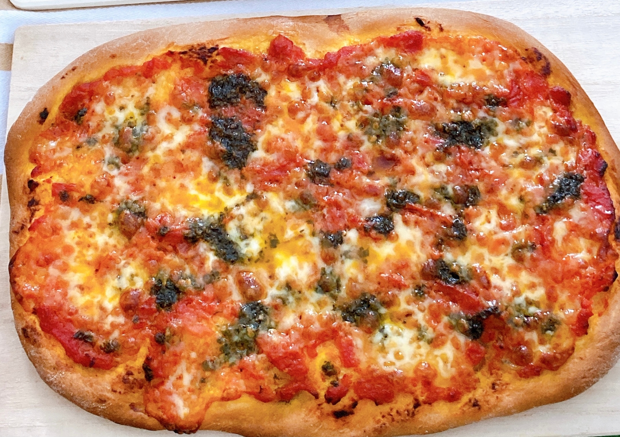 トマトとバジルソースのピザ