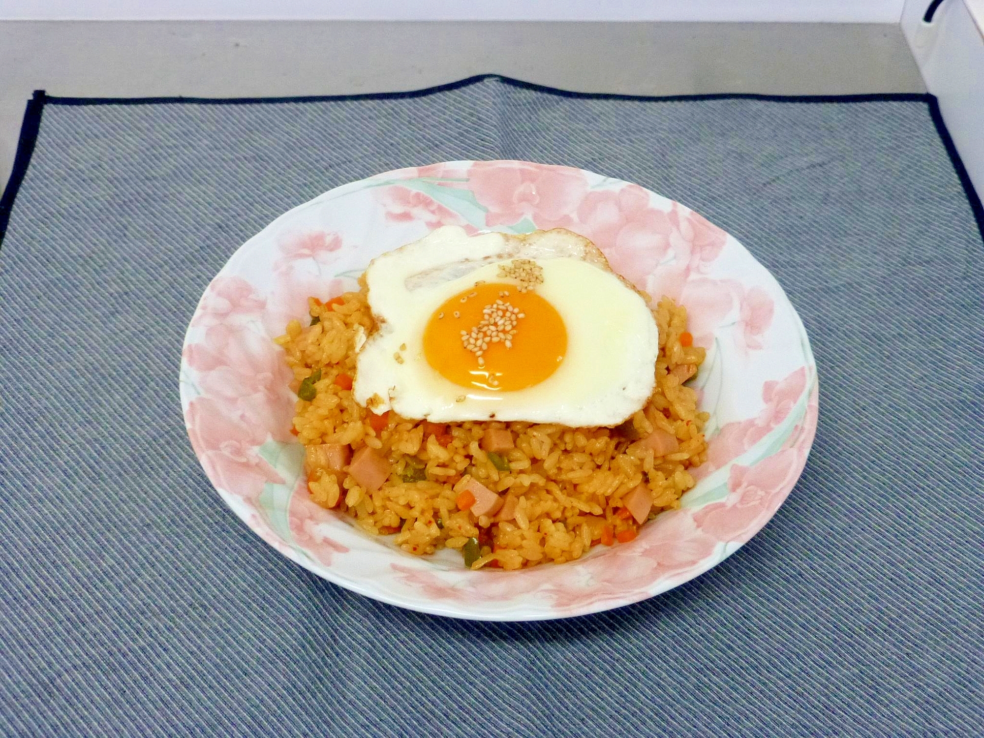 キムチ風味ご飯の目玉焼きのせ