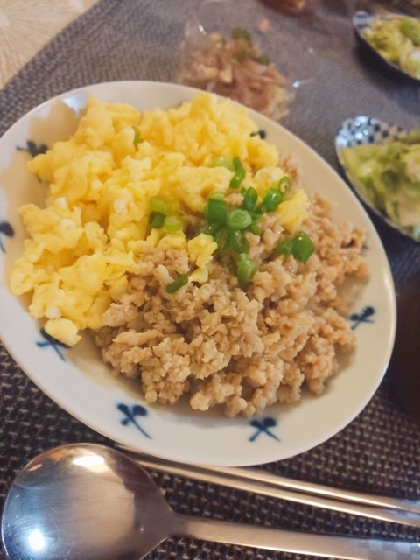 簡単お昼ご飯☆鶏そぼろ丼(2色)