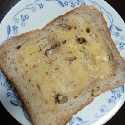 くるみパンで作りました。粉チーズのしょっぱさとメープルの甘さがいいですね！ごちそうさまでした♪