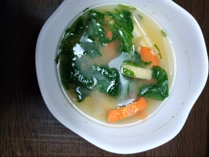 ほうれん草・にんじん・油揚げの味噌汁