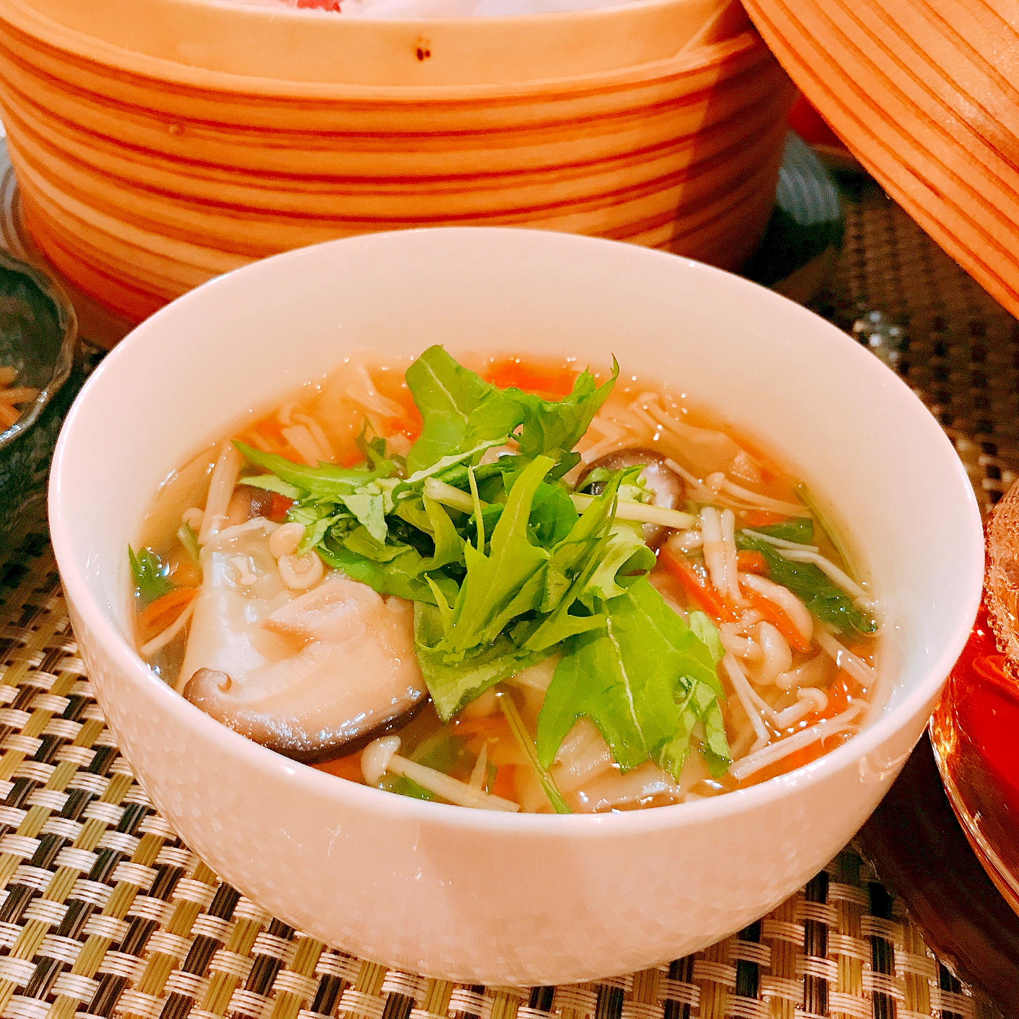 白い深めのスープ器に入ったワンタンスープ