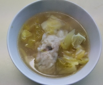 餃子とキャベツの生姜ごまスープ