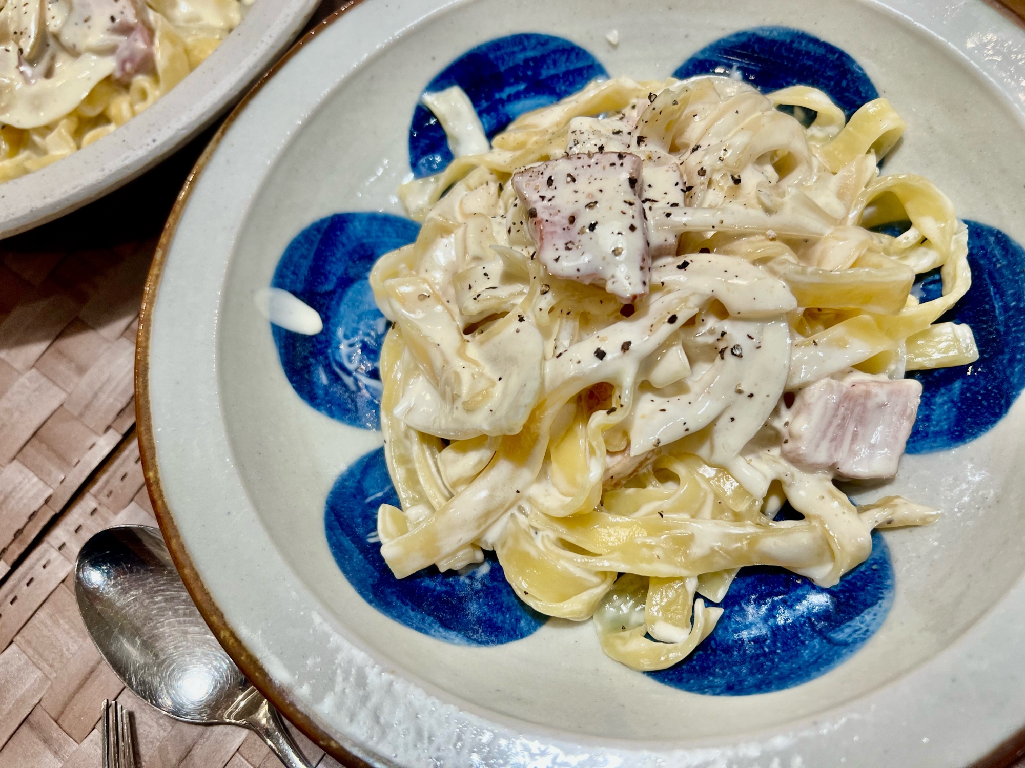 ベーコンと玉ねぎのクリームパスタ（フィットチーネ）