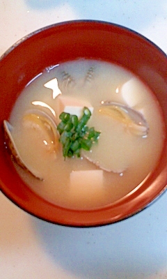 豆腐とアサリの味噌汁