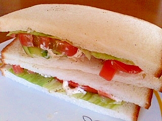 トマトときゅうりとレタスのサンドイッチ