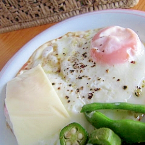 チーズ目玉焼き野菜添え