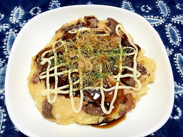 白い皿に盛られた豚ハツのお好み焼き