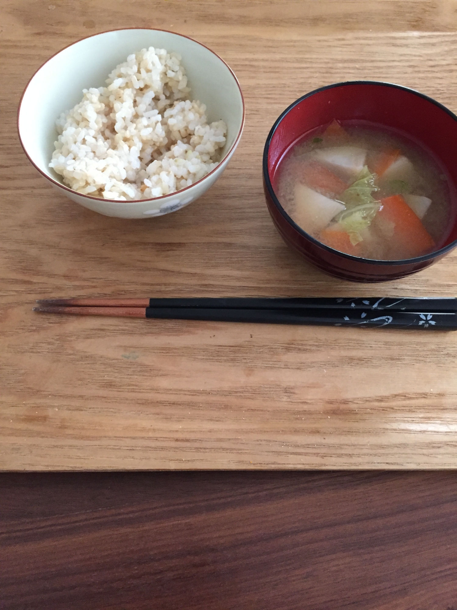 里芋メイン味噌汁と玄米ご飯の朝飯セット！