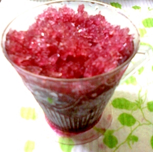 グラスに盛り付けた赤ワインシャーベット